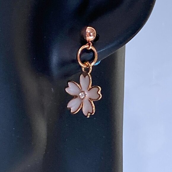 ❤️ Rose Gold Daisy Enamel & Cubic Zirconia Drop Earrings - Picture 4 of 10